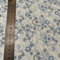 画像3: 【日本製】刺繍レース生地　約25cm×約40cm　可愛い春花柄刺繍レース　青ブルー (3)