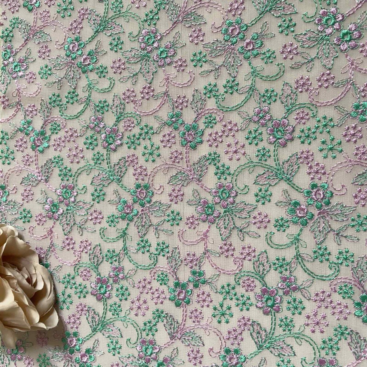 画像4: 【日本製】刺繍レース生地　約25cm×約40cm　可愛い春花柄刺繍レース　ピンクグリーン (4)