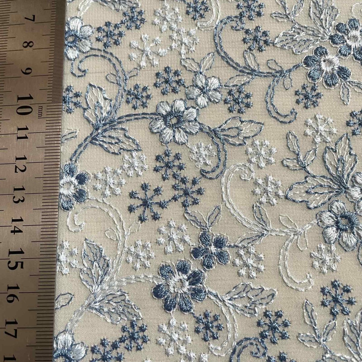 画像4: 【日本製】刺繍レース生地　約25cm×約40cm　可愛い春花柄刺繍レース　青ブルー (4)