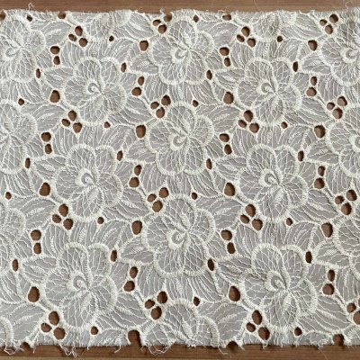 画像2: 刺繍レース生地　約25cm×約40cm　大胆な花柄刺繍レース　オフホワイト