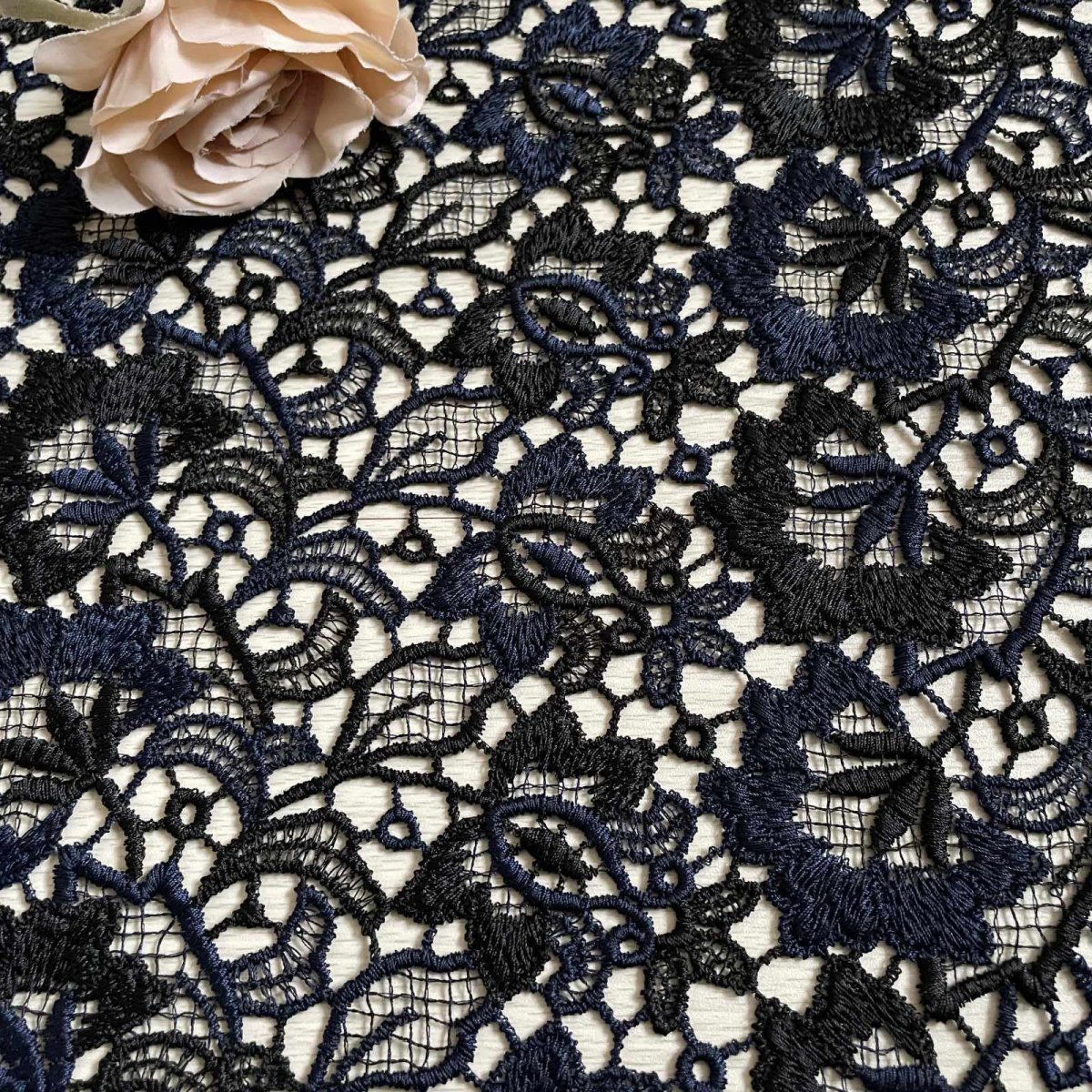 画像4: 【日本製】刺繍レース生地　約30cm×約40cm　ケミカルレース　花柄　ネイビー (4)