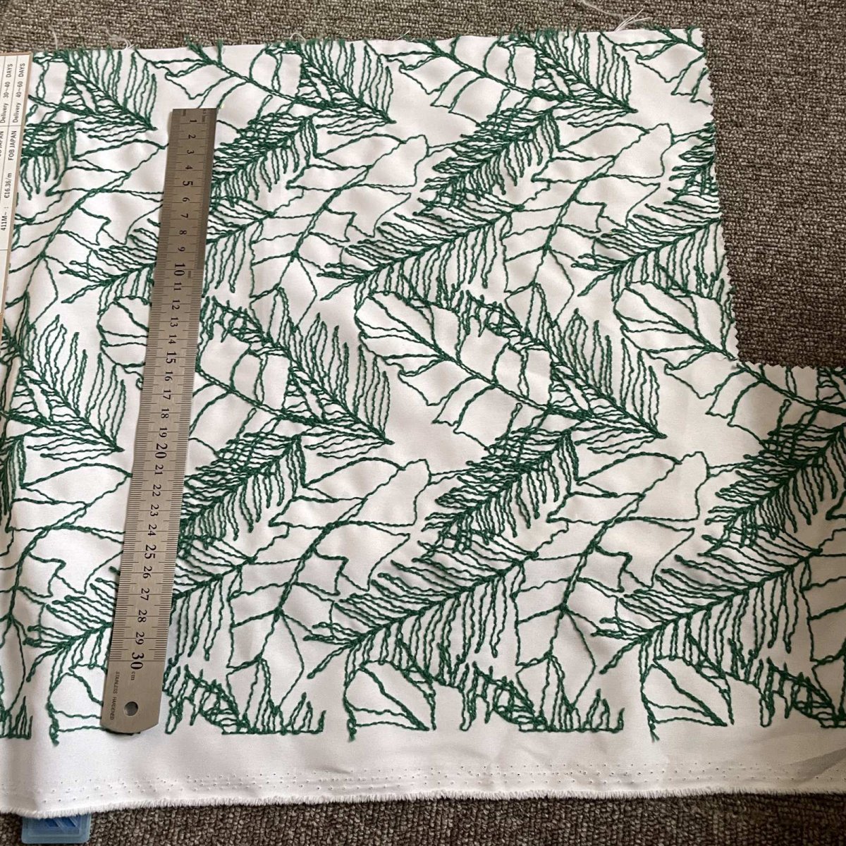 画像4: 【日本製】刺繍レース生地　約35cm×約35cm　ジャングル葉っぱ柄みどりの刺繍糸 (4)