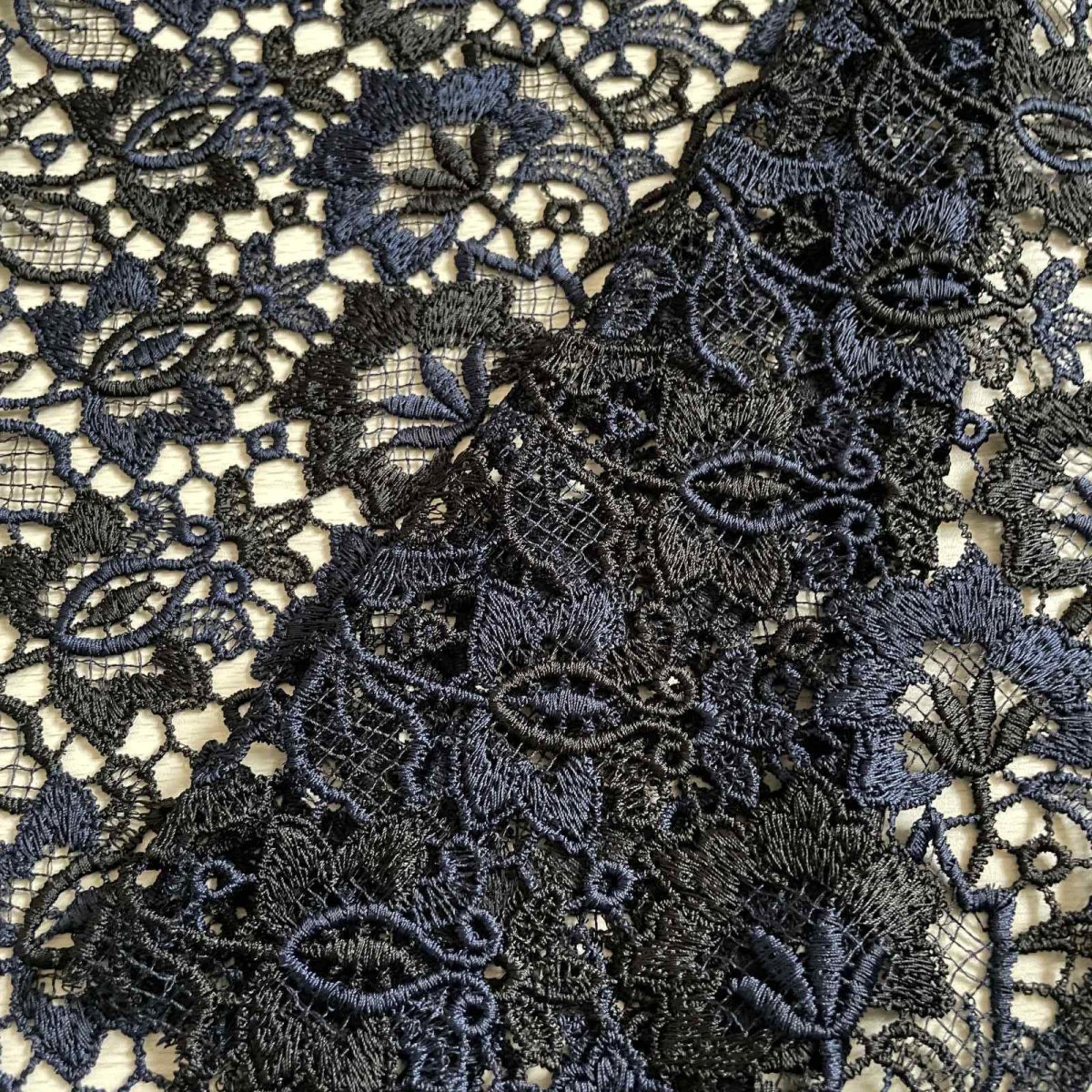 画像1: 【日本製】刺繍レース生地　約30cm×約40cm　ケミカルレース　花柄　ネイビー (1)