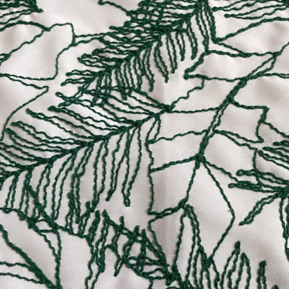 画像2: 【日本製】刺繍レース生地　約35cm×約35cm　ジャングル葉っぱ柄みどりの刺繍糸 (2)