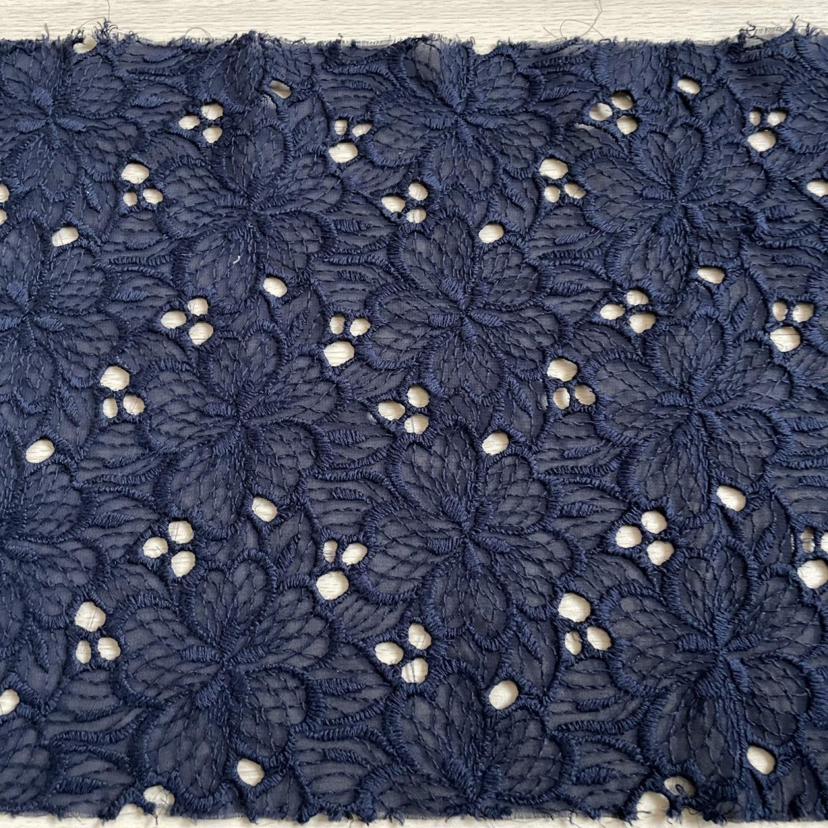 画像1: 刺繍レース生地　約25cm×約40cm　大胆な花柄刺繍レース　ネイビー (1)