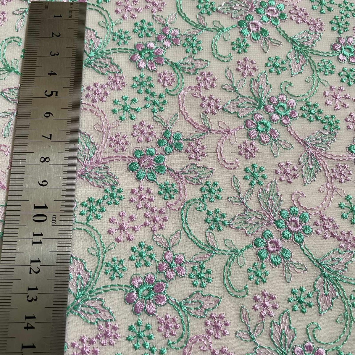 画像2: 【日本製】刺繍レース生地　約25cm×約40cm　可愛い春花柄刺繍レース　ピンクグリーン (2)