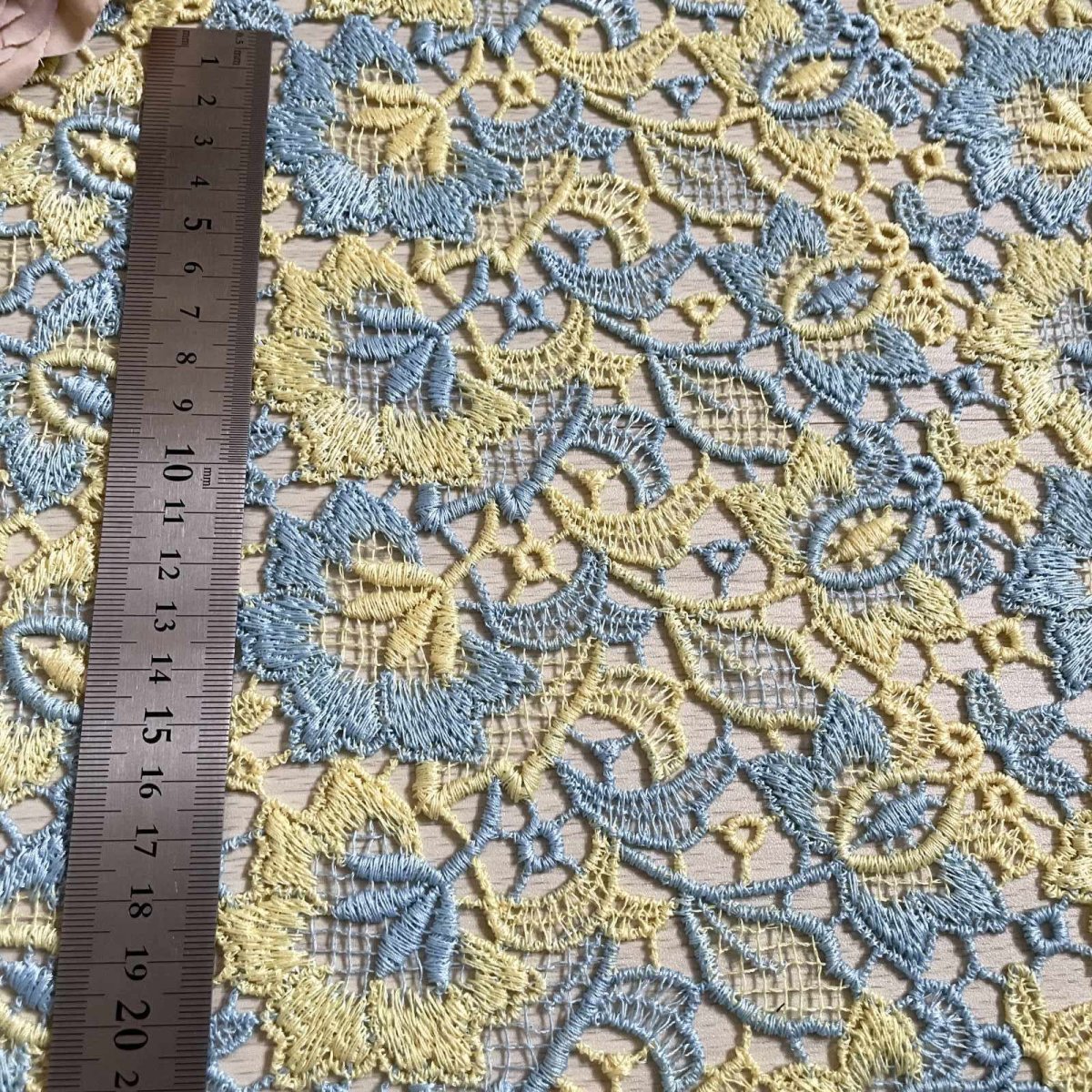 画像3: 【日本製】刺繍レース生地　約30cm×約40cm　ケミカルレース　花柄　イエローブルー (3)