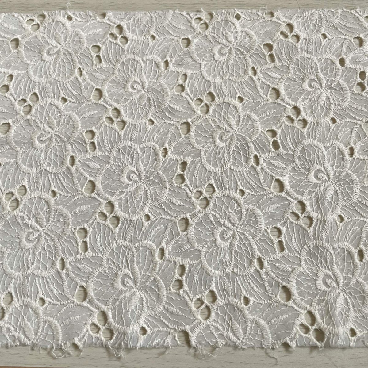 画像2: 刺繍レース生地　約25cm×約40cm　大胆な花柄刺繍レース　オフホワイト (2)