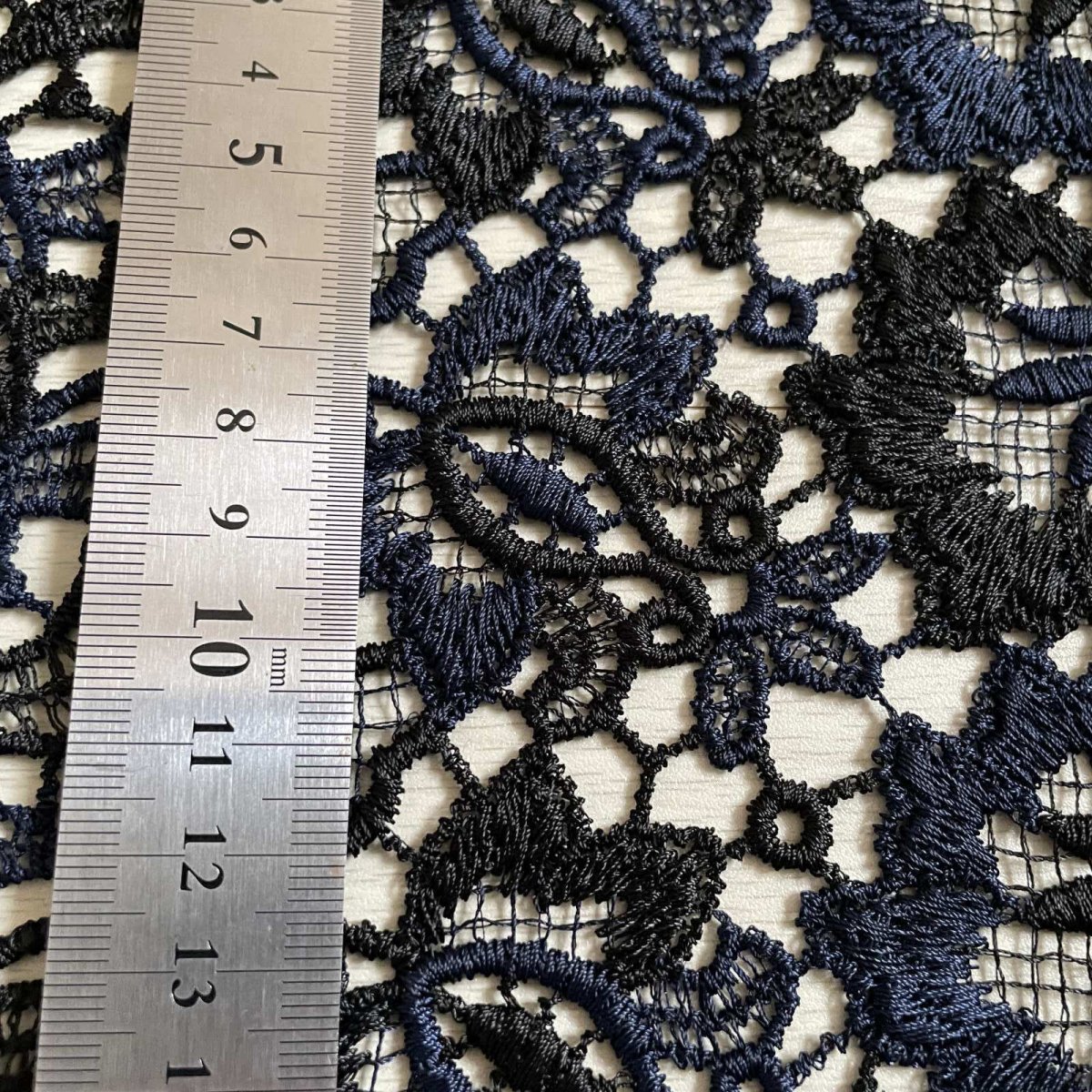 画像2: 【日本製】刺繍レース生地　約30cm×約40cm　ケミカルレース　花柄　ネイビー (2)