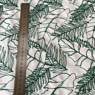 画像2: 【日本製】刺繍レース生地　約35cm×約35cm　ジャングル葉っぱ柄みどりの刺繍糸