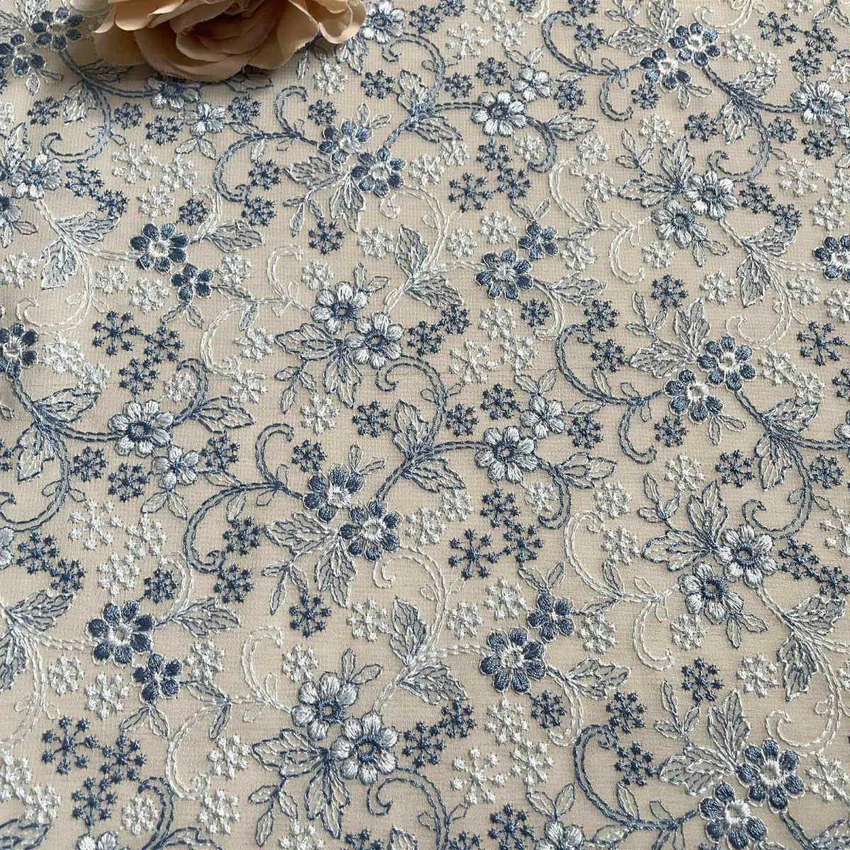 画像2: 【日本製】刺繍レース生地　約25cm×約40cm　可愛い春花柄刺繍レース　青ブルー (2)