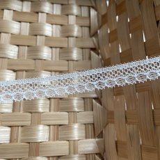 画像2: リバーレース　オフホワイト　3歳で美しいデザイン　幅1cm　1m (2)