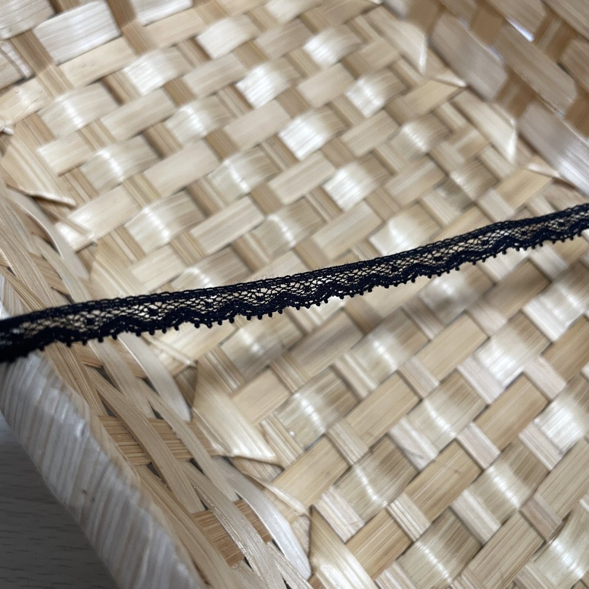 画像2: フランス製綿リバーレース　ブラック　幅0.7ｃｍ極細ドット柄１ｍ　 (2)