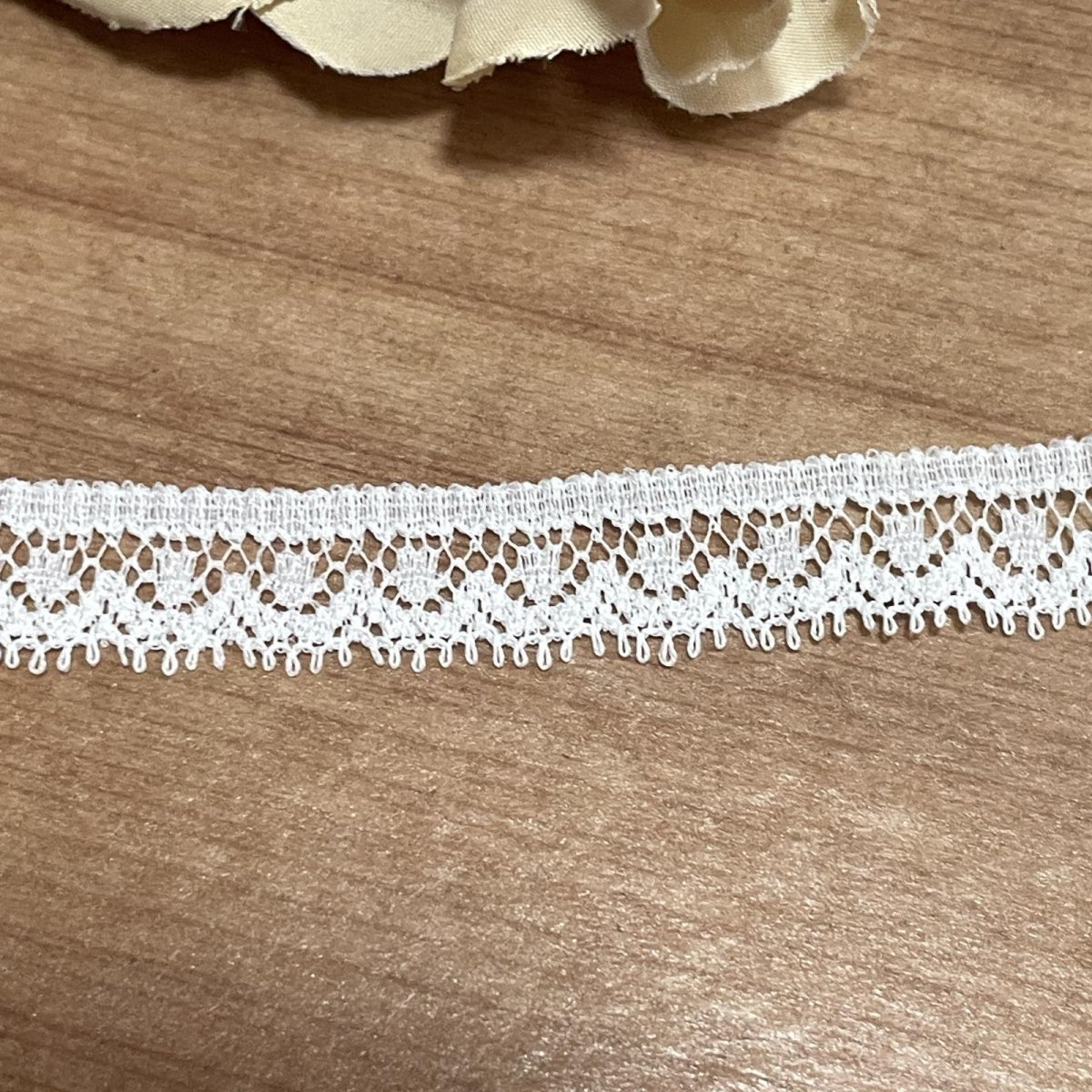 画像2: フランス製リバーレース　ホワイト　幅1.1ｃｍ繊細なスカラのドット柄１ｍ (2)