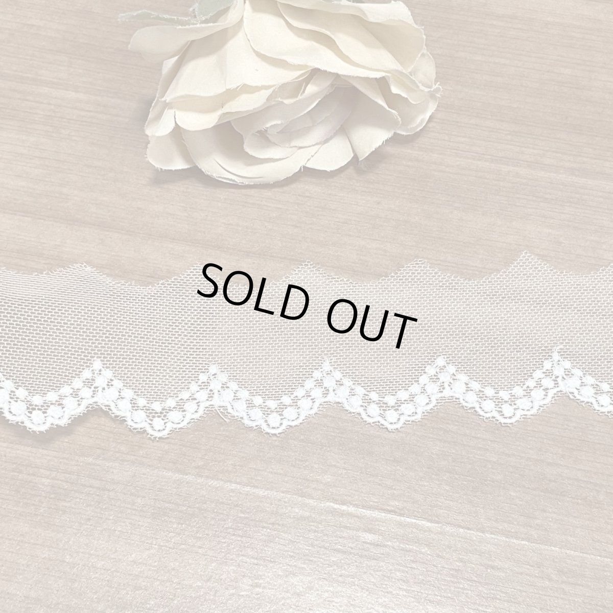 画像2: 【高品質な日本製】チュールレース　オフホワイト　幅4ｃm可愛い2段のドット柄　3ｍ巻 (2)