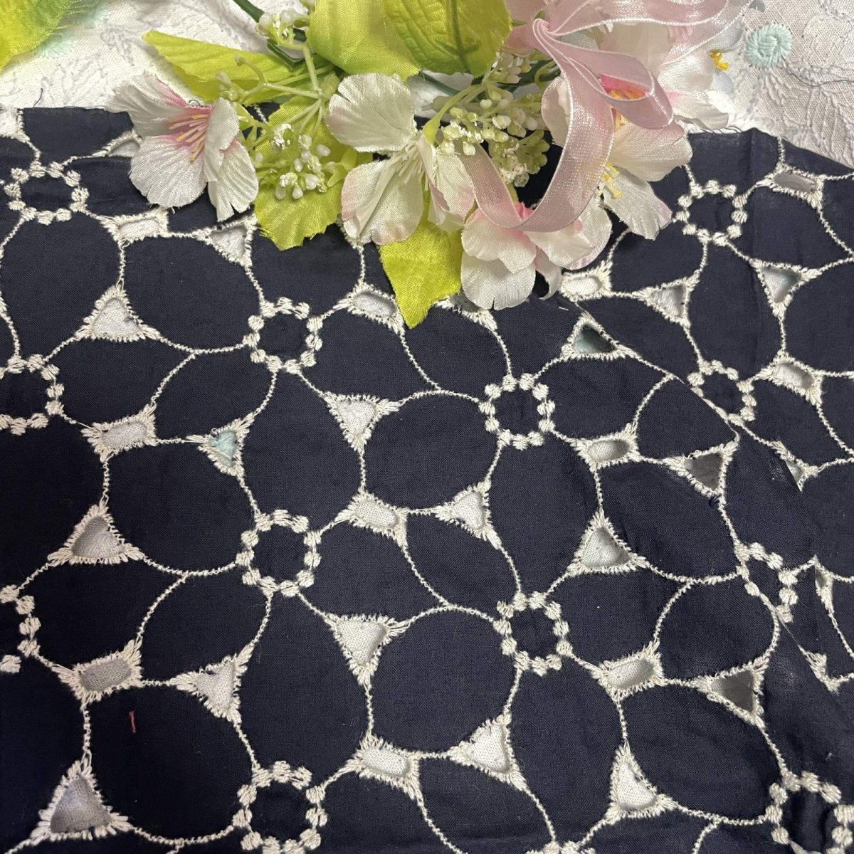 画像4: 刺繍レース生地　約35cm×約75cm　大胆な花柄刺繍レース　ブラックホワイト (4)