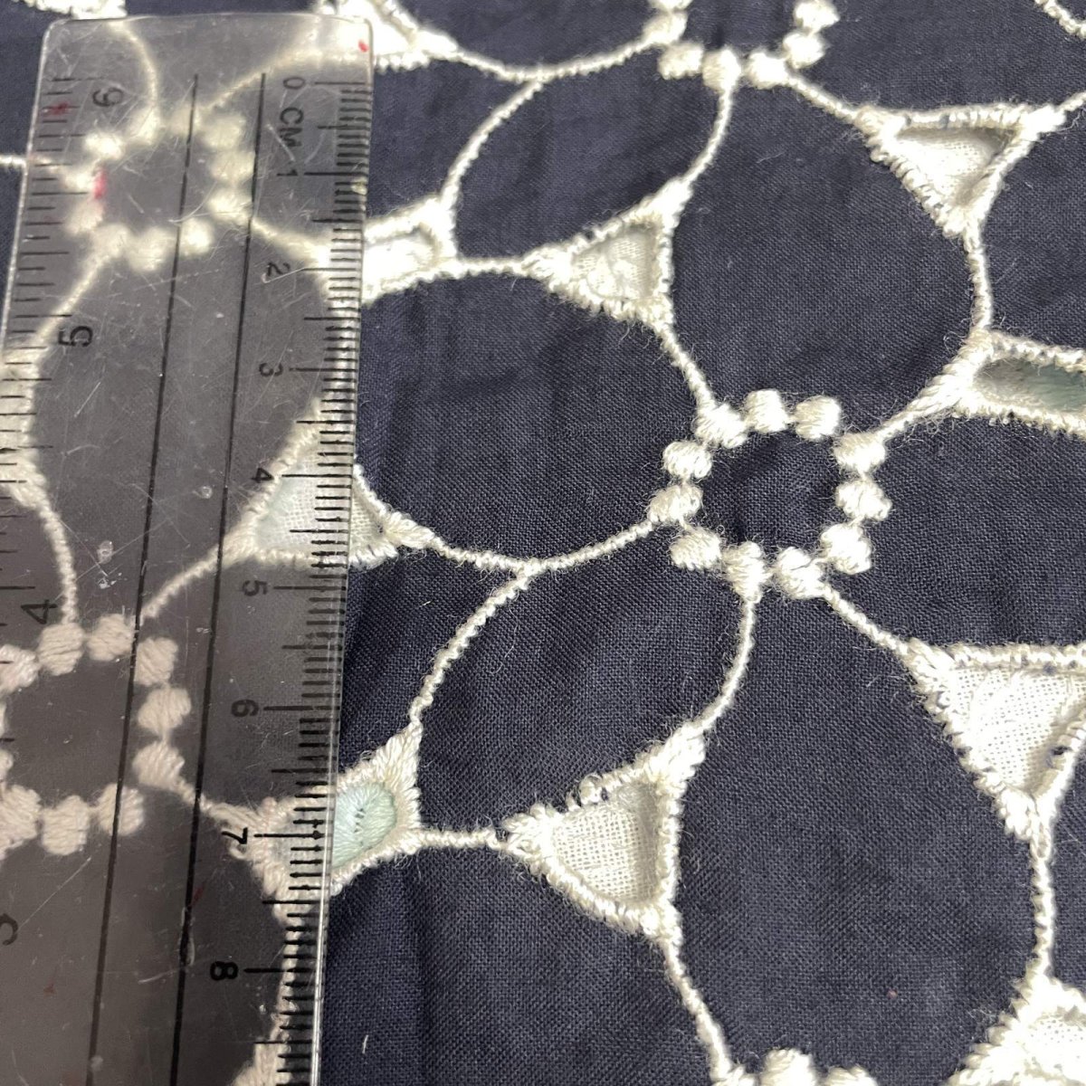 画像5: 刺繍レース生地　約35cm×約75cm　大胆な花柄刺繍レース　ブラックホワイト (5)