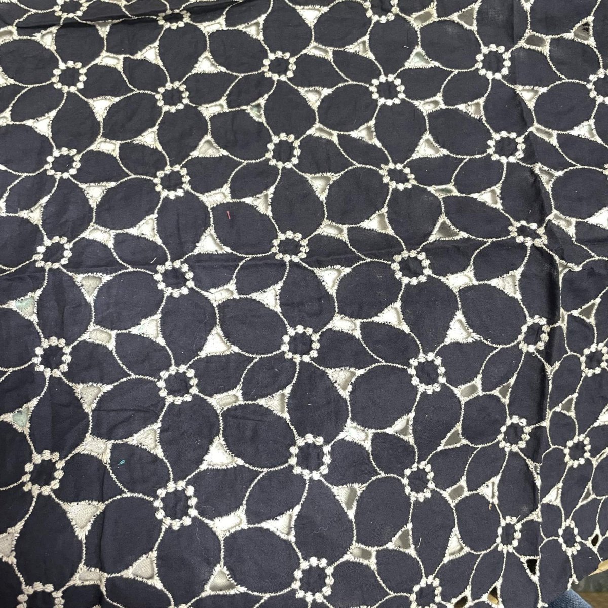 画像3: 刺繍レース生地　約35cm×約75cm　大胆な花柄刺繍レース　ブラックホワイト (3)