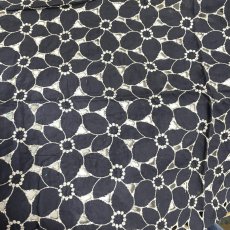 画像3: 刺繍レース生地　約35cm×約75cm　大胆な花柄刺繍レース　ブラックホワイト (3)