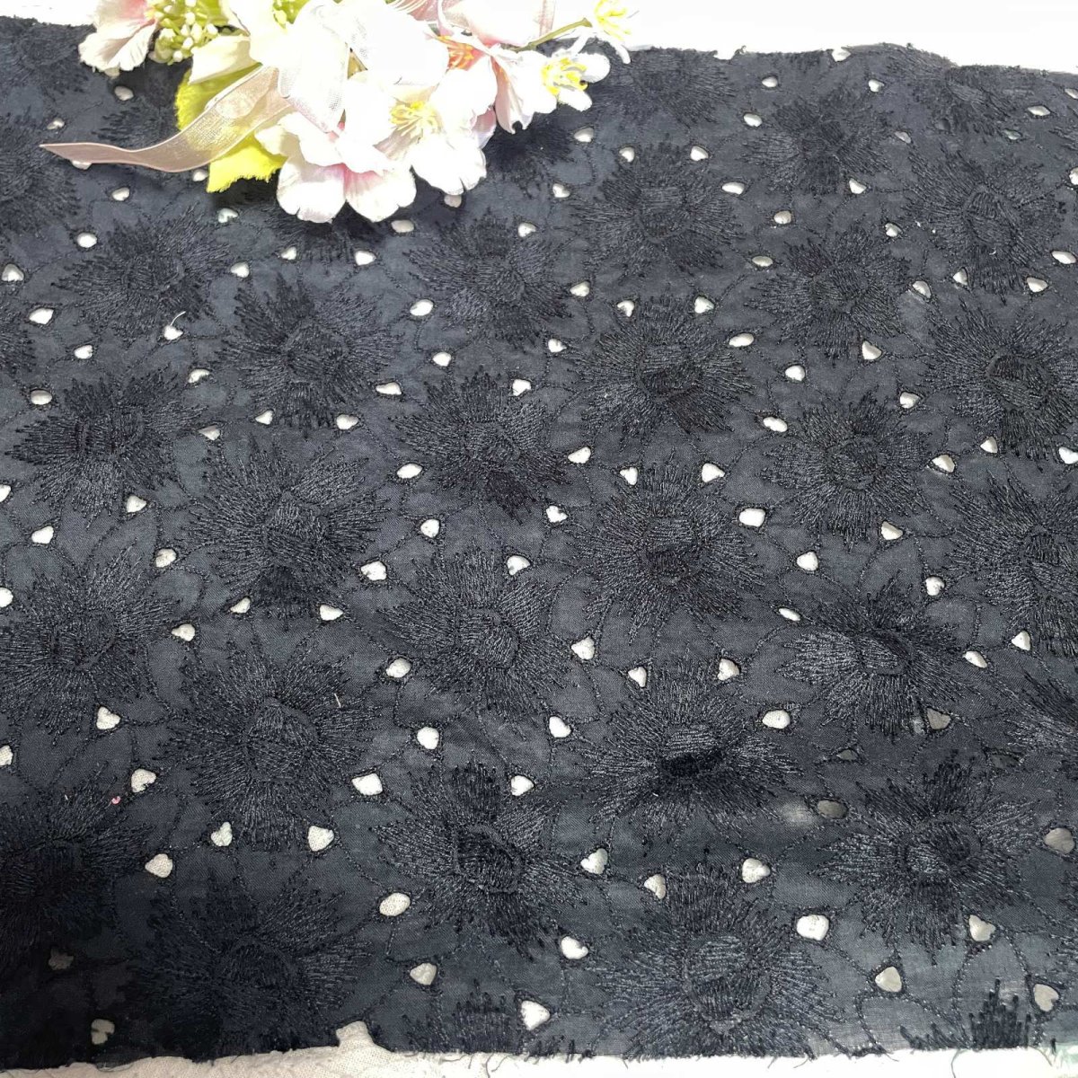 画像5: 【日本製】刺繍レース生地　計165cm　4枚組　きれいな刺繍レース　ブラック (5)