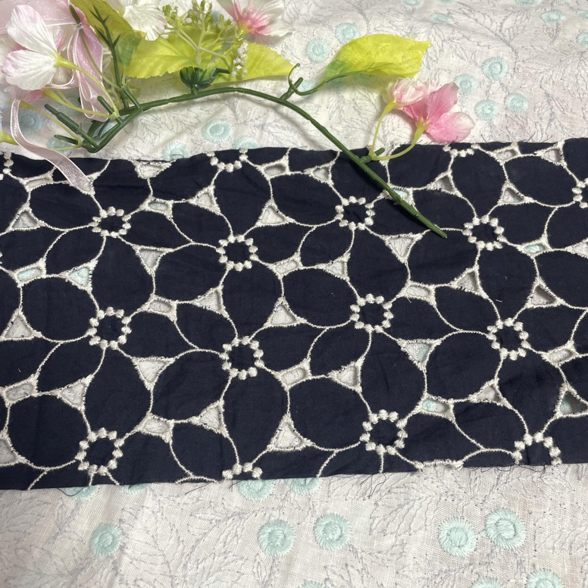 画像1: 刺繍レース生地　約35cm×約75cm　大胆な花柄刺繍レース　ブラックホワイト (1)