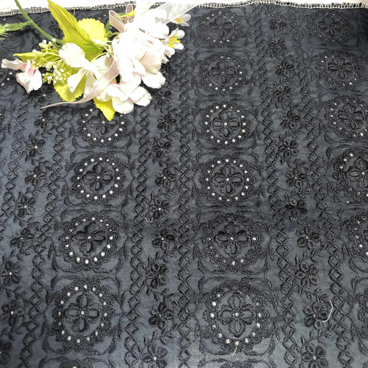 画像6: 【日本製】刺繍レース生地　計165cm　4枚組　きれいな刺繍レース　ブラック (6)