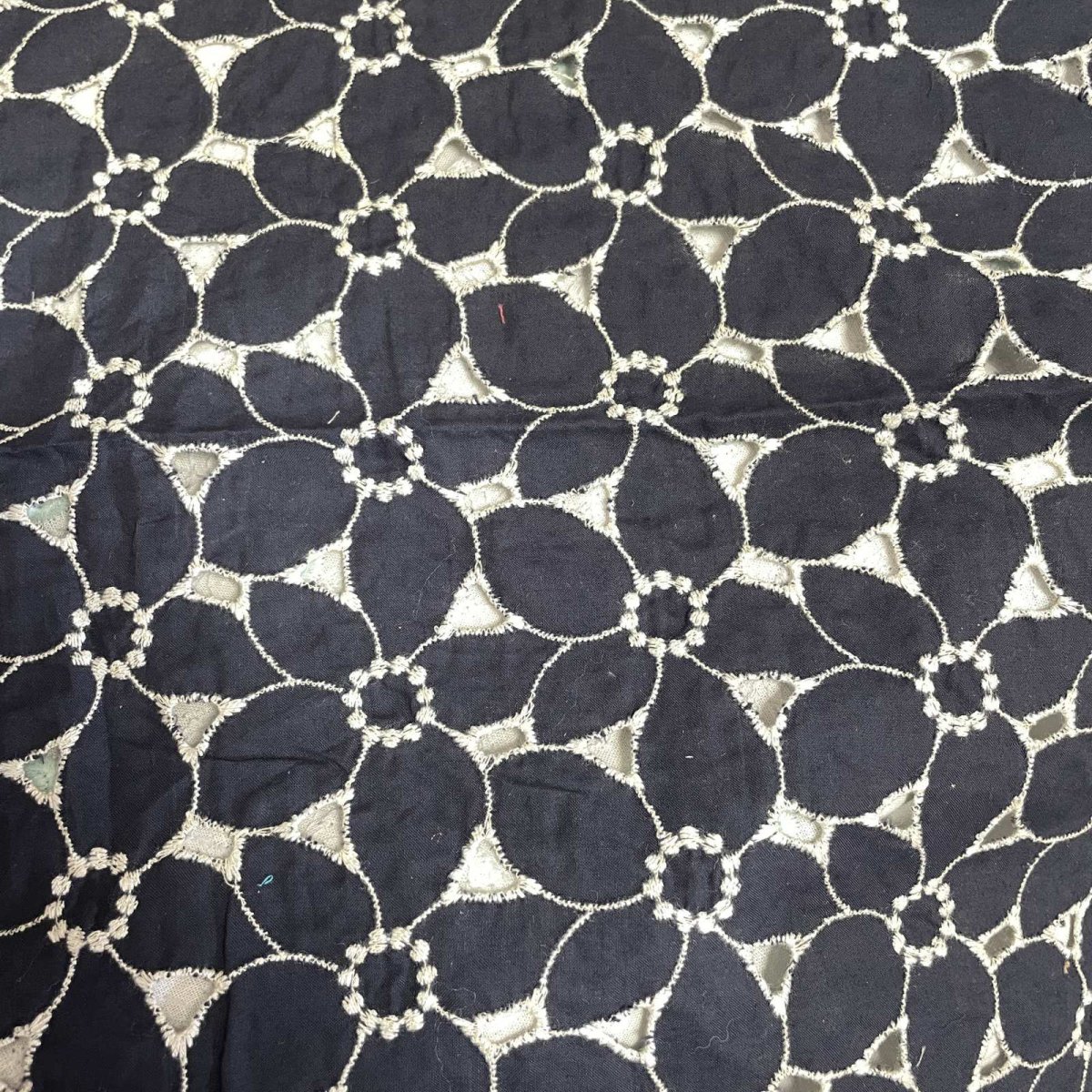 画像2: 刺繍レース生地　約35cm×約75cm　大胆な花柄刺繍レース　ブラックホワイト (2)