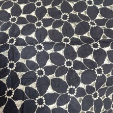 画像2: 刺繍レース生地　約35cm×約75cm　大胆な花柄刺繍レース　ブラックホワイト (2)