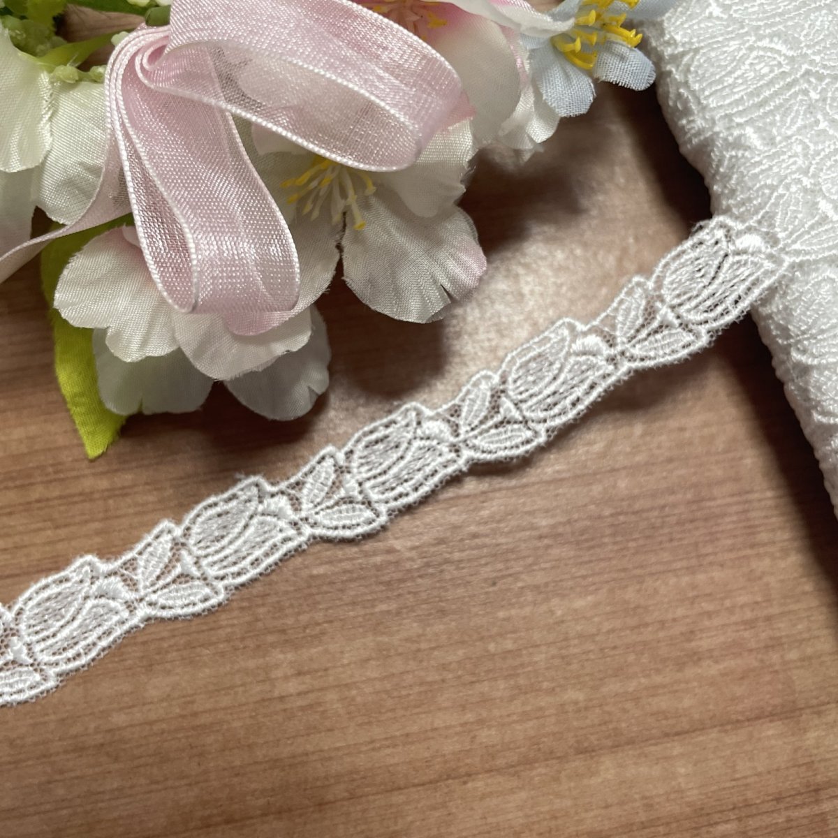 画像1: 【高品質な日本製】チュールレース　オフホワイト　幅1.4cm　３ｍ巻　スズラン柄 (1)