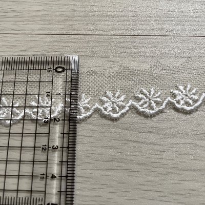 画像1: 【高品質な日本製】3ｍ巻！幅2ｃｍ小花柄チュールレース　アイボリーホワイト　ドール服に