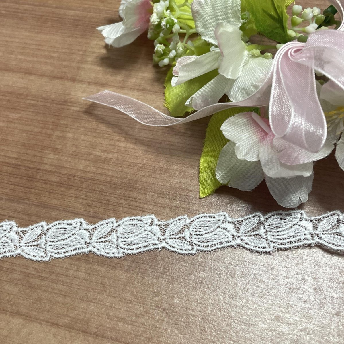 画像2: 【高品質な日本製】チュールレース　オフホワイト　幅1.4cm　３ｍ巻　スズラン柄 (2)