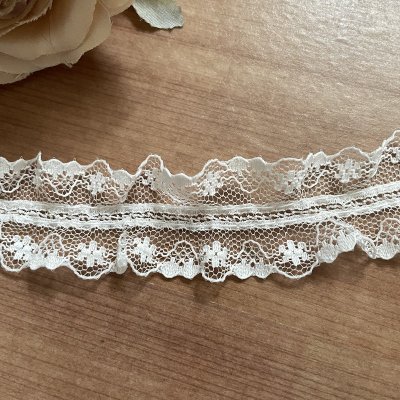 画像2: 【日本製】両山ラッセルフリルレース　オフホワイト　幅2.7cm小花柄　衣装に