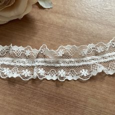 画像1: 【日本製】両山ラッセルフリルレース　オフホワイト　幅2.7cm小花柄　衣装に (1)