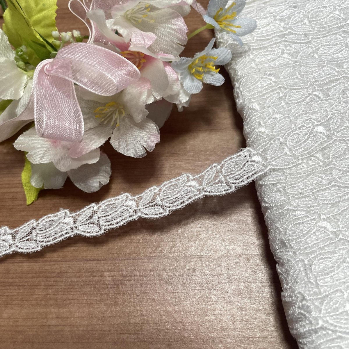 画像4: 【高品質な日本製】チュールレース　オフホワイト　幅1.4cm　３ｍ巻　スズラン柄 (4)