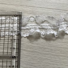 画像3: 【日本製】両山ラッセルフリルレース　オフホワイト　幅2.7cm小花柄　衣装に (3)