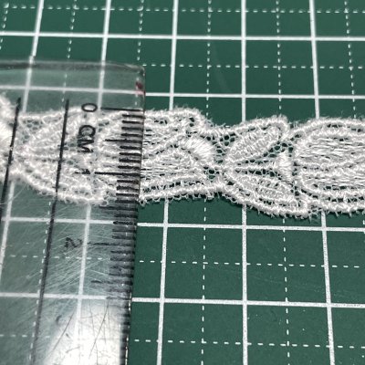 画像1: 【高品質な日本製】チュールレース　オフホワイト　幅1.4cm　３ｍ巻　スズラン柄