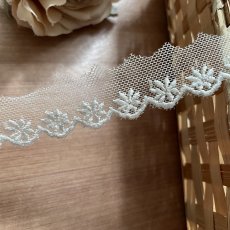 画像1: 【高品質な日本製】3ｍ巻！幅2ｃｍ小花柄チュールレース　アイボリーホワイト　ドール服に (1)