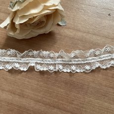 画像2: 【日本製】両山ラッセルフリルレース　オフホワイト　幅2.7cm小花柄　衣装に (2)