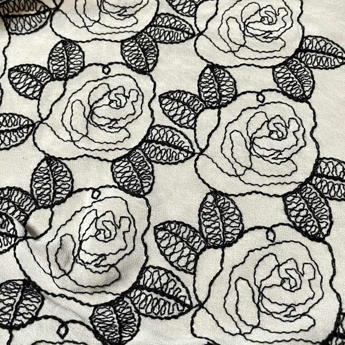 画像2: 【日本製】モダンな大人のバラ刺繍レース　ストールなどいかがでしょうか幅45cm×1.2m (2)