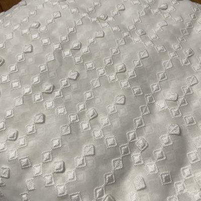 画像2: 【日本製】白い花びらやしずくが舞っているような揺れるモチーフが主役。3Dドロップ・デザインレース幅95cm×3m