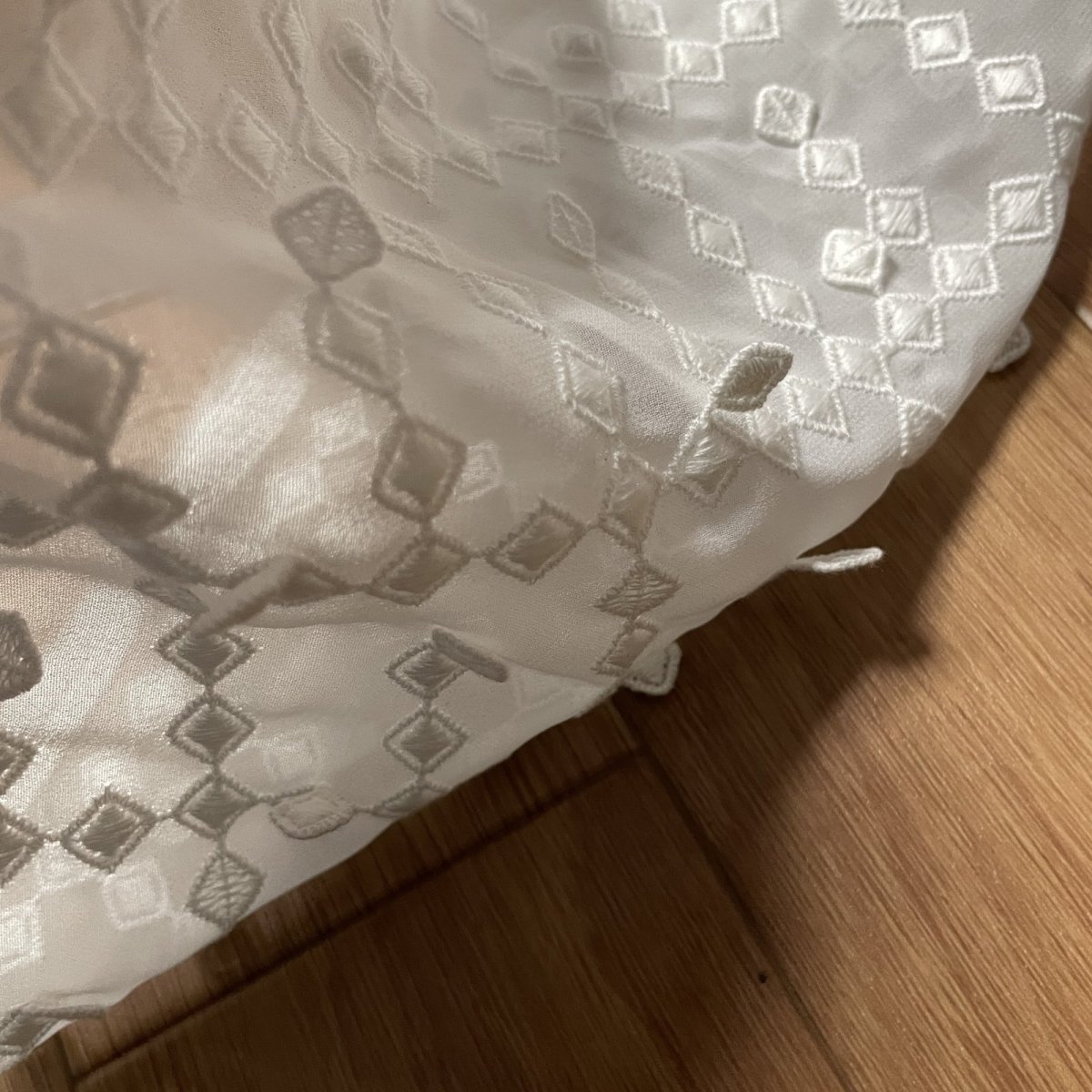 画像5: 【日本製】白い花びらやしずくが舞っているような揺れるモチーフが主役。3Dドロップ・デザインレース幅95cm×3m (5)