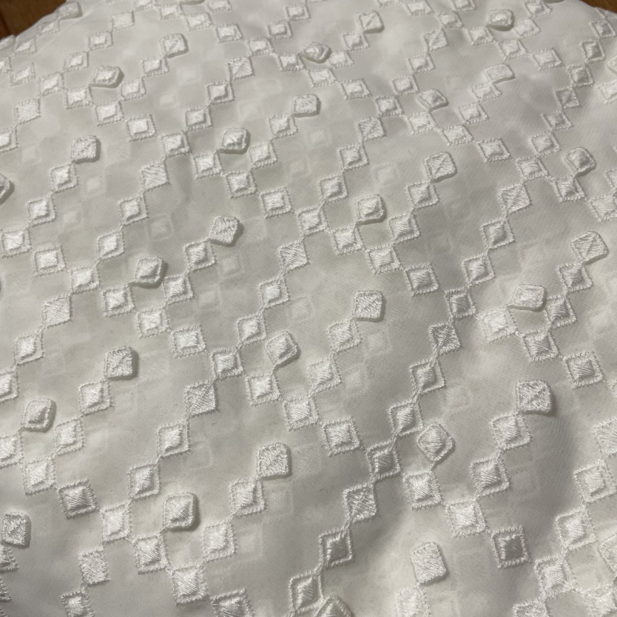 画像2: 【日本製】白い花びらやしずくが舞っているような揺れるモチーフが主役。3Dドロップ・デザインレース幅95cm×3m (2)