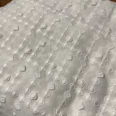 画像2: 【日本製】白い花びらやしずくが舞っているような揺れるモチーフが主役。3Dドロップ・デザインレース幅95cm×3m (2)