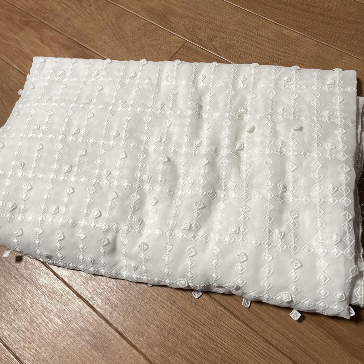 画像1: 【日本製】白い花びらやしずくが舞っているような揺れるモチーフが主役。3Dドロップ・デザインレース幅95cm×3m (1)