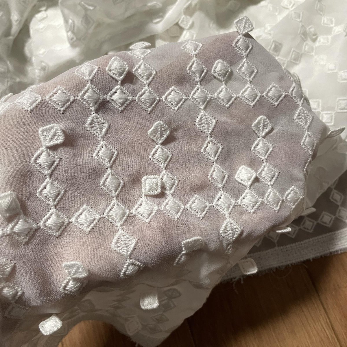 画像6: 【日本製】白い花びらやしずくが舞っているような揺れるモチーフが主役。3Dドロップ・デザインレース幅95cm×3m (6)