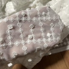 画像6: 【日本製】白い花びらやしずくが舞っているような揺れるモチーフが主役。3Dドロップ・デザインレース幅95cm×3m (6)