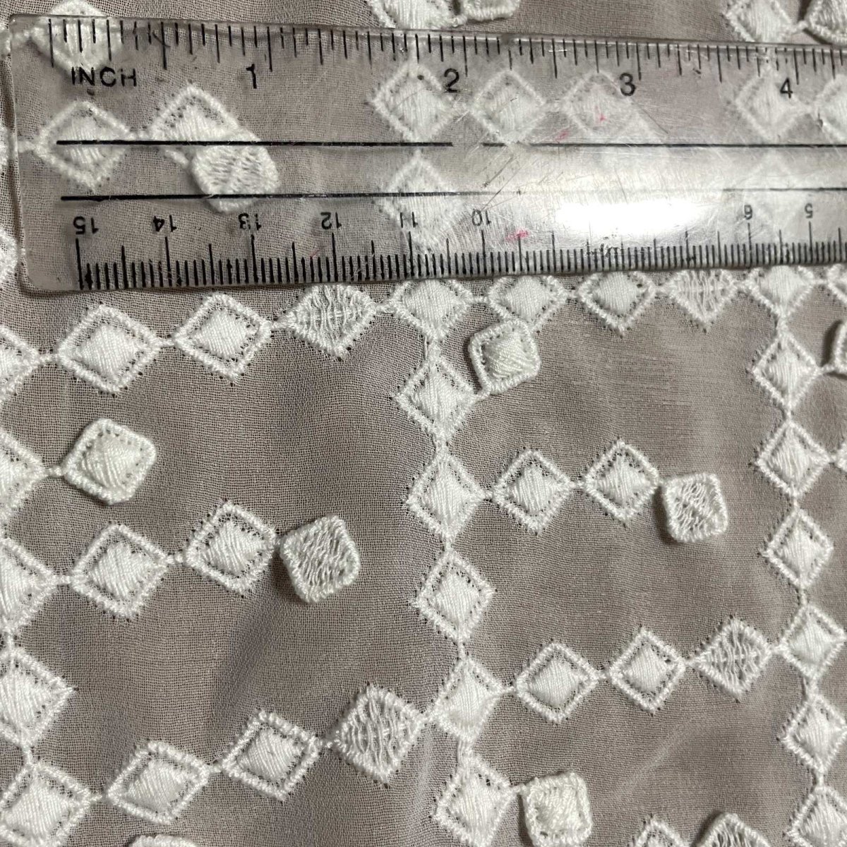 画像3: 【日本製】白い花びらやしずくが舞っているような揺れるモチーフが主役。3Dドロップ・デザインレース幅95cm×3m (3)