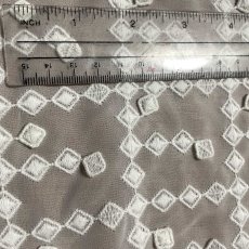 画像3: 【日本製】白い花びらやしずくが舞っているような揺れるモチーフが主役。3Dドロップ・デザインレース幅95cm×3m (3)