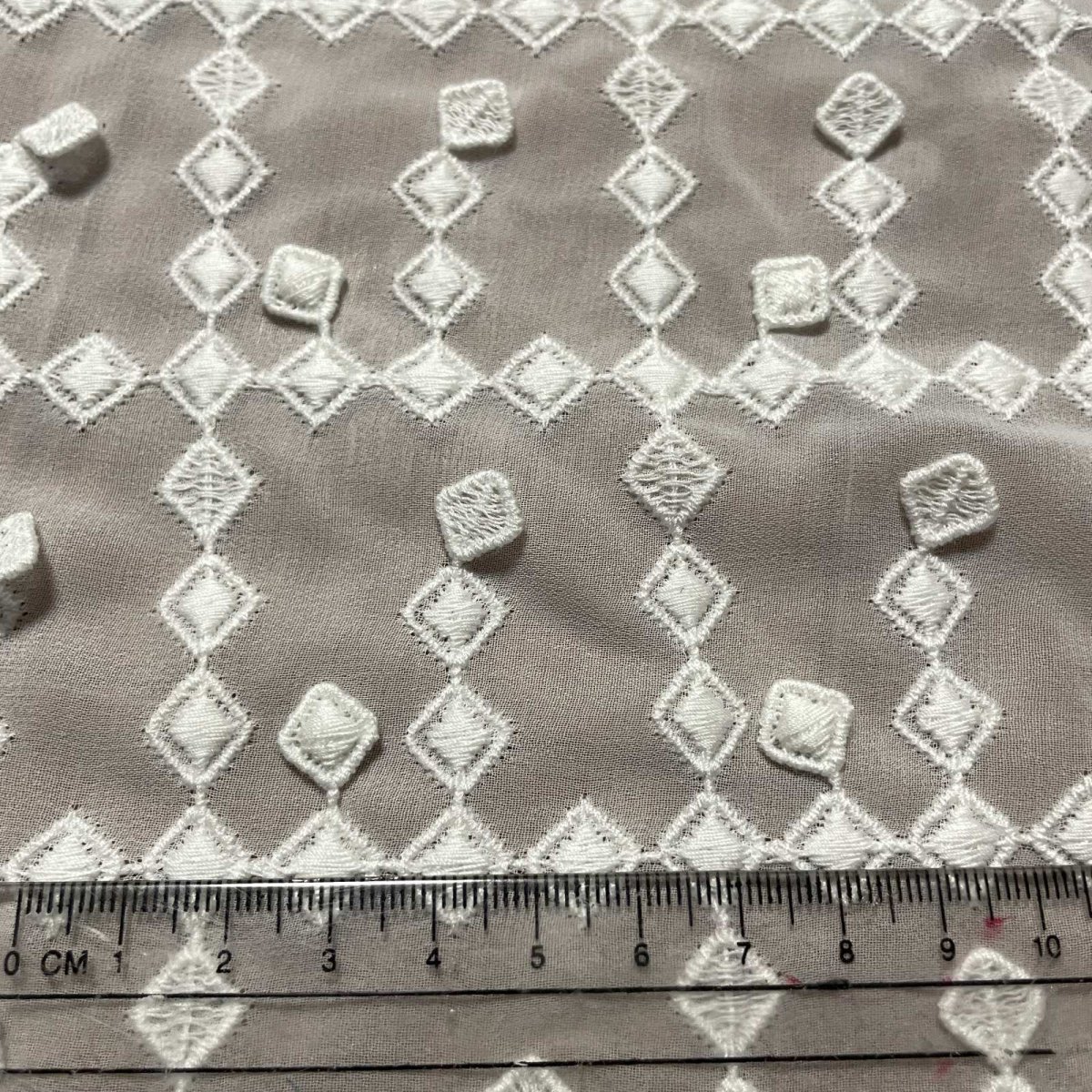 画像4: 【日本製】白い花びらやしずくが舞っているような揺れるモチーフが主役。3Dドロップ・デザインレース幅95cm×3m (4)