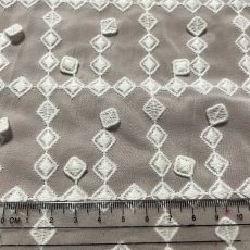 画像4: 【日本製】白い花びらやしずくが舞っているような揺れるモチーフが主役。3Dドロップ・デザインレース幅95cm×3m (4)